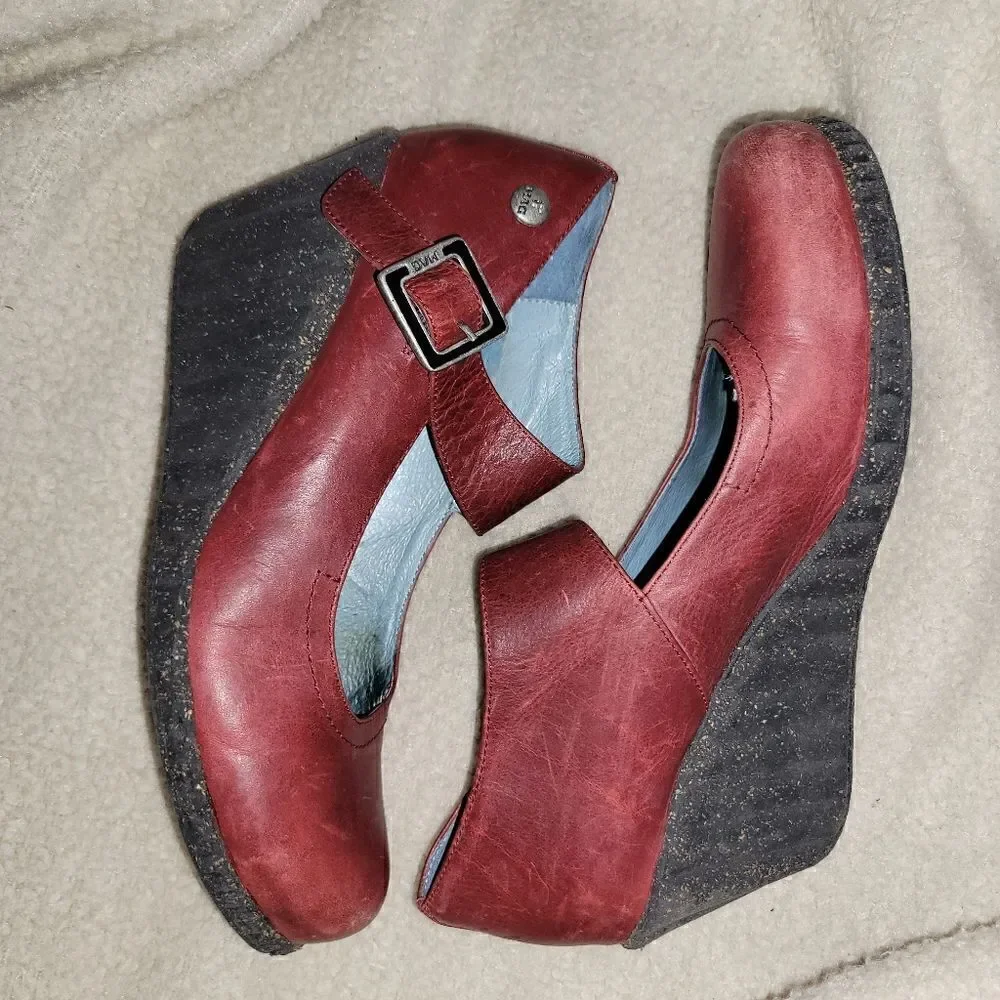 Mag women's red wedges size 8.5.  ^